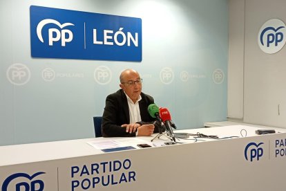 Francisco Castañón, en un momento de la rueda de prensa. JONATHAN NOTARIO
