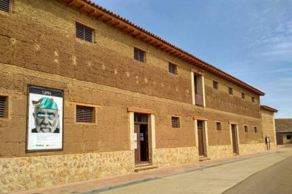 Imagen de archivo de la fachada y entrada al Museo de la Industria Harinera de Castilla y León (Mihacale). MEDINA / RAMIRO