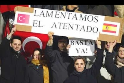 Aficionados del equipo turco muestran su apoyo y solidaridad con el dolor de los españoles.
