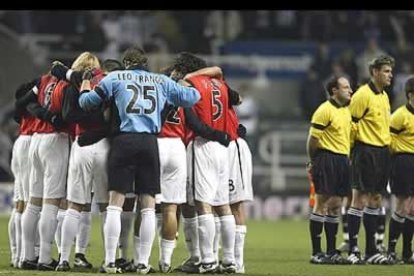Los jugadores del Mallorca hacen una piña durante el minuto de silencio que se guardó en Saint James' Park.