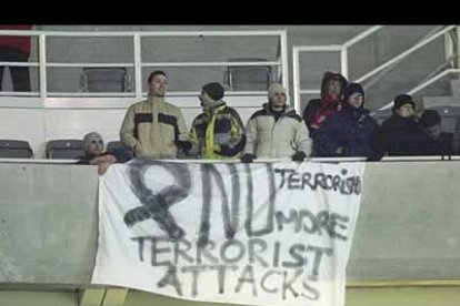 Aficionados del Mallorca llevaron a Newcastle su protesta por los atentados de Madrid
