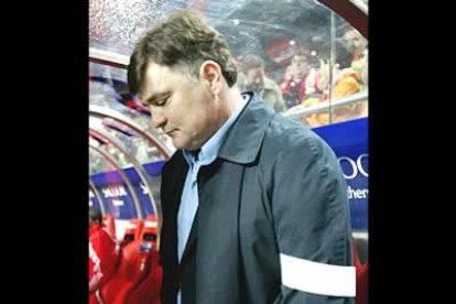 Camacho, entrenador español del equipo portugués, se emocionó durante el minuto de silencio.