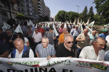 Las organizaciones profesionales agrarias ASAJA, UPA Y UCCL, encabezadas por sus respectivos secretarios regionales Donaciano Dujo, Aurelio González y Jesús Manuel González Palacin, convocan una manifestación para pedir ayudas urgentes por la sequía. EFE/R. GARCÍA