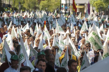 Las organizaciones profesionales agrarias ASAJA, UPA Y UCCL, encabezadas por sus respectivos secretarios regionales Donaciano Dujo, Aurelio González y Jesús Manuel González Palacin, convocan una manifestación para pedir ayudas urgentes por la sequía. EFE/R. GARCÍA