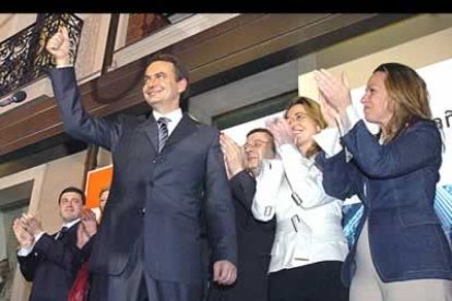 A pesar de su notoria victoria Rodríguez Zapatero se mostró muy prodente a la hora de celebrar el resultado electoral, y tuvo un emotivo recuerdo para las víctimas del atentado de Madrid.