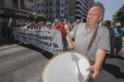 Las organizaciones profesionales agrarias ASAJA, UPA Y UCCL, encabezadas por sus respectivos secretarios regionales Donaciano Dujo, Aurelio González y Jesús Manuel González Palacin, convocan una manifestación para pedir ayudas urgentes por la sequía. EFE/R. GARCÍA