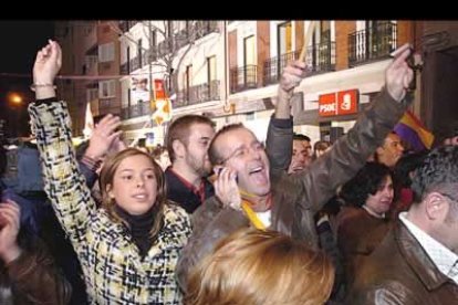 Alegría en las filas socialistas, que no esperaban una victoria de Zapatero.