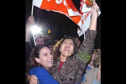 Los militantes socialistas llenan los aledaños de la calle Ferraz, celebrando la victoria.