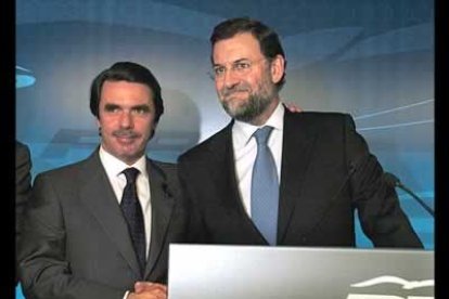 Contra pronóstico, el PP ha sido el gran derrotado de estos comicios. José María Aznar ha estado en la sede de la calle Génova para apoyar a Mariano Rajoy.