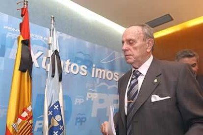 Manuel Fraga dió una rueda de prensa para comentar los resultados. En Galicia, el PP pierde 4 diputados