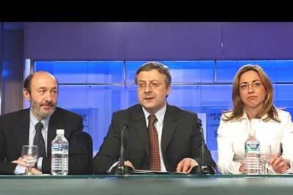 José Blanco ha comparecido junto con Alfredo Pérez Rubalcaba y Carme Chacón, para dar la noticia de la victoria del PSOE. Los socialistas han pasado de 125 a 164 escaños.
