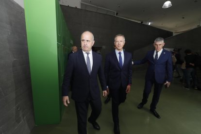 Ricardo Mairal, Ander Gil y Jorge Vega, en la sede de la Uned en Ponferrada. ANA F. BARREDO