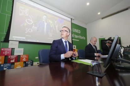 Ander Gil, en el salón de actos de la Uned en Ponferrada. ANA F. BARREDO