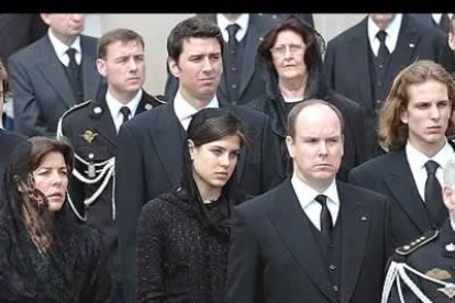 El cuerpo de Rainiero fue sacado por seis miembros del personal de Palacio de la Capilla Palatina, donde reposó en capilla ardiente durante varios días.