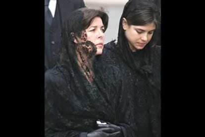 Detrás del cortejo, encabezado por el arzobispo de Mónaco, Bernard Barsi, se situaron el heredero príncipe Alberto II...