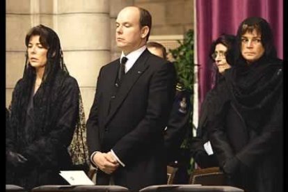 Durante la misa, el arzobispo de Mónaco, destacó que Rainiero había amado como nadie a los ciudadanos.