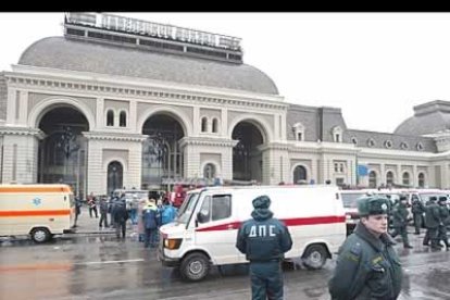 A las bocas de las dos estaciones de metro más cercanas al lugar de la explosión se desplazaron decenas de ambulancias y coches de bomberos para evacuar a los heridos.
