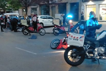 La policía y ciudadanos auxilian al herido. DL