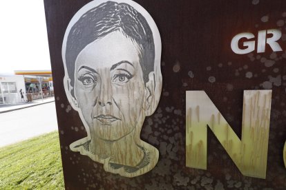 Así ha quedado el rostro de la placa de Nevenka Fernández. L.DE LA MATA