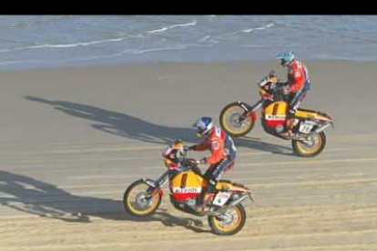 Roma y Esteve celebraron el fin de la prueba en la playa de Dakar. Isidro Esteve terminó en vigésimo tercer lugar y el otro español, Alex Pérez, en vigésima posición.