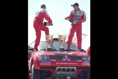 En coches también se confirmaron las apuestas. El francés Stéphane Peterhanseln se hizo con su primera victoria en esta modalidad, después de haber conseguido ser campeón en motos en otras ediciones de la prueba.