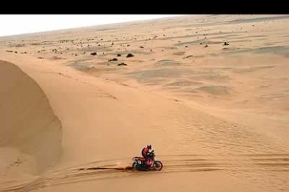 El Dakar ya huele a triunfo español. Roma se dedicó a mantenerse a salvo de despistes y dejó a los franceses la tarea de atacar fuerte, mientras él sorteaba los cordones de dunas con tranquilidad.