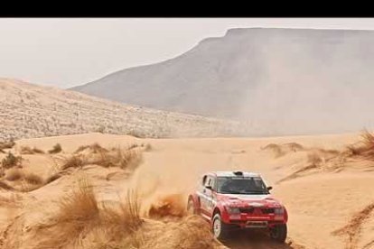 En coches las cosas están ya muy claras, con Peterhansel como futuro ganador de la prueba, lo que será su primer triunfo en cuatro ruedas, después de haber logrado la victoria en moto en seis ocasiones.