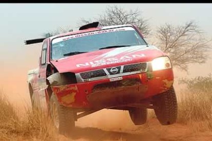 En coches, el francés Peterhansel (Mitsubishi) sigue en el liderato con más de una hora de ventaja sobre el japonés Hiroshi Masuoka (Mitsubishi), que hoy ha cedido más de dos minutos.