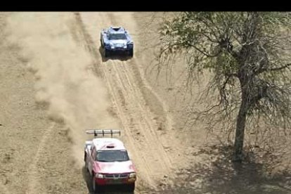 El ganador de lesta etapa en coches, Colin Mc Rae, seguido muy de cerca por el francés Schlesser, tercero en la general.