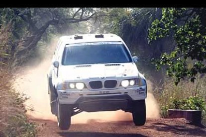 La duodécima etapa del Dakar ha sido francesa. El galo Luc Alphand ganó en coches y ocupa el cuatro lugar en la general.