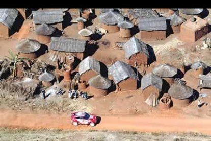 Un total de 77 pilotos de moto partieron desde Burkina Fasso con el reto de atravesar la selva de Banfora camino de Bamako.
