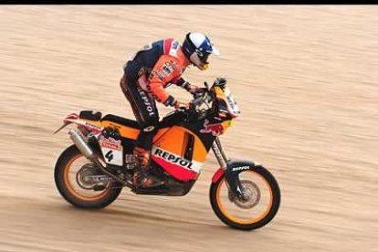 Nani Roma ha ganado con autoridad la octava etapa, entre las localidades mauritanas de Atar y Tiyikia. Es el nuevo líder de la carrera, con más de 8 minutos de ventaja sobre el francés Sainct.