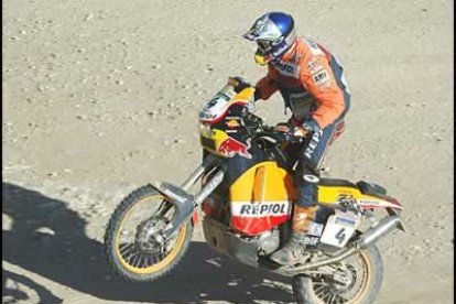 Isidre Esteve sigue líder en motos, pero Joan Roma está ya a poco más de un minuto en la general después de haber ganado la especial de la sexta etapa.