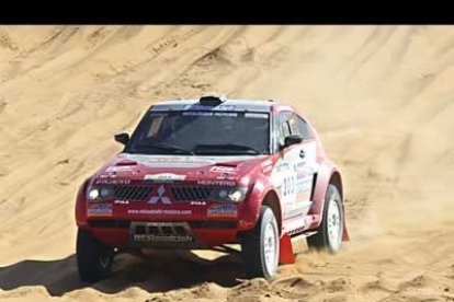 En la general, el francés Peterhansel mantiene su liderazgo, un primer puesto que puede durar poco puesto que el finlandés Vatanen va a por todas.