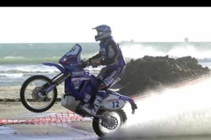 En la categoría de motos, continúa líder el galo David Frétigné, que consiguió en Castellón su segunda victoria consecutiva. El español Isidre Esteve está en la cuarta plaza