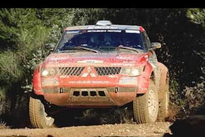 El piloto gerundense llega líder a tierras españolas, de donde sale la tercera etapa, y consigue superar a un especialista como el francés Peterhansel que quiere ganar el rally en autos después de haberlo conseguido en motos.