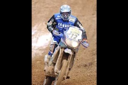 En motos, el francés David Frétigné protagonizó la sorpresa al apuntarse el triunfo y convertirse en el nuevo líder. Frétigné, supo sacar partido de la mayor tracción de su Yamaha sobre un terreno embarrado.