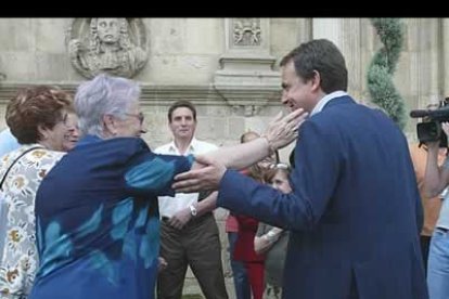 Eran cientos las personas que aguardaban al presidente del Gobierno a las puertas del Parador de San Marcos, lugar elegido para acoger el Consejo de Ministros.