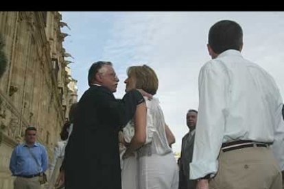 El director del Diario de León, Fernando Aller, saluda a la esposa del presidente, Sonsoles Espinosa, a su llegada a León.