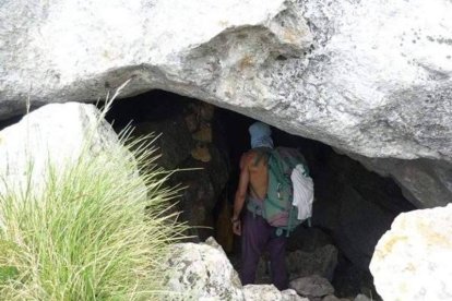 Entrada a la cavidad de Torca Marino. Foto: GEM.