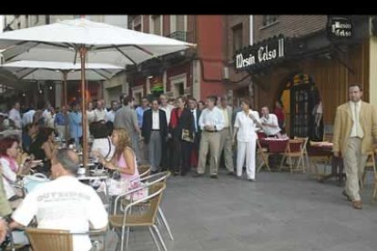 Los leoneses que disfrutaban en las terrazas de verano se vieron sorprendidos por la extensa expedición.
