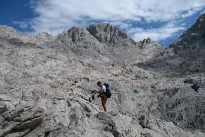 En la imagen, un momento de la exploración al Pozo Madejuno, que fue marcado e iniciada la exploración por el GEM en el año 90. Foto: GEM.