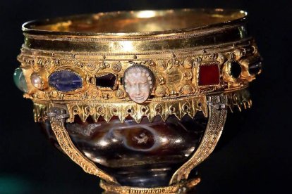 Taranilla afirma que el cáliz de Doña Urraca no es el Grial y que el Vaticano preserva un trozo del auténtico que es de madera. RAMIRO