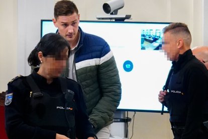 Los agentes escoltan al sospechoso a la entrada a la sala. CARLOS CAMPILLO/ICAL