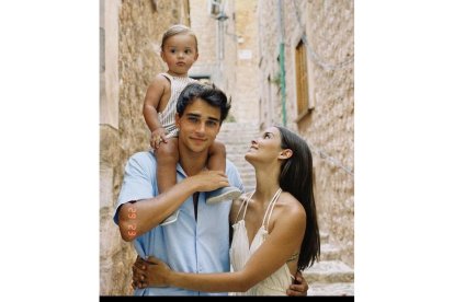 Gala Arias y Pepe Barroso, junto a su hijo Marco. INSTAGRAM