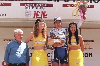 Gil, como concejal de Deportes del Ayuntamiento de León, está presente en los eventos más importantes de la ciudad, como la Vuelta Ciclista.
