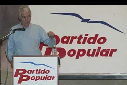 Fue secretario general del PP en León durante los años 1993-2000.