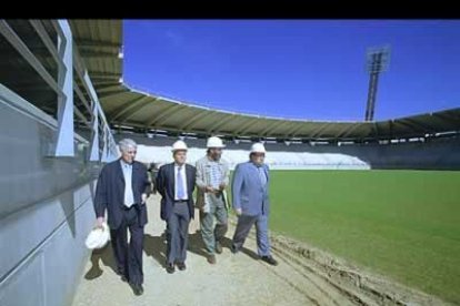 Enrique Gil, primero a la izquierda, también ha presenciado la inauguración del estadio municipal Antonio Amilivia como concejal de Deportes.
