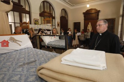 El obispo observa una de las muestras. FERNANDO OTERO