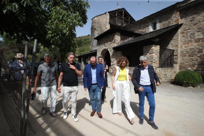 García, Alonso, Morala y Diego, con la iglesia de Villanueva al fondo. ANA F. BARREDO